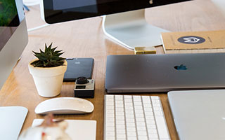 日本国脚竟拿战犯照片合影，英超球队道歉！日本政界人士：“高市早苗已不具备首相资格”